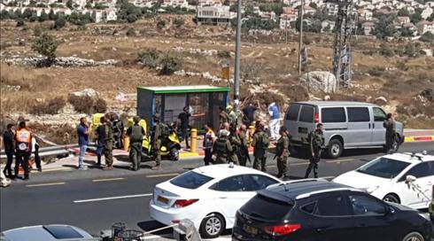 סוטה מהנתיב, עולה על המדרכה ודורס את האחים: תיעוד הפיגוע בגוש עציון