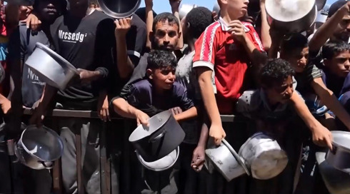 בצל הרחבת הלחימה: תושבי עזה שדדו משאיות סיוע הומניטרי