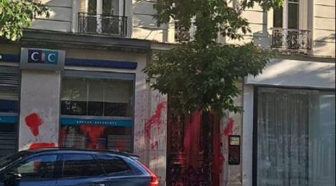 משרדי אל על בפריז הושחתו: "חברת תעופה שמבצעת רצח עם"