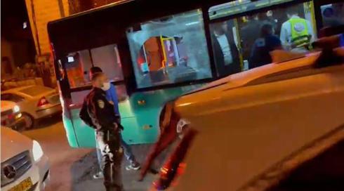 אלימות בשער שכם: אוטובוס ושוטרים הותקפו באבנים, שוטר ירה באוויר