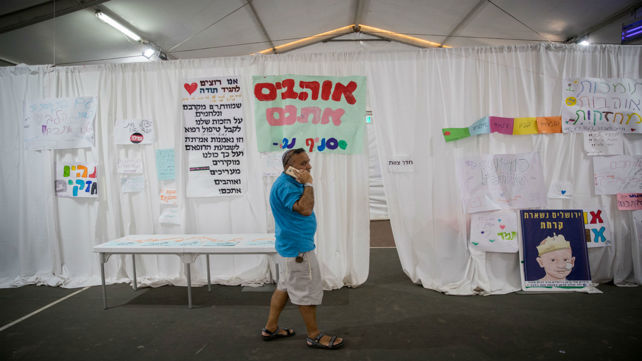 אחד ממובילי מחאת ההורים באוהל המחאה בירושלים, יוני