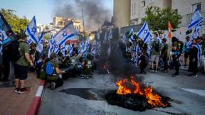 מחאה הפגנה הבערת צמיגים מול הבית של יריב לוין הרפורמה המשפטית 27.6.23 F230627JS01