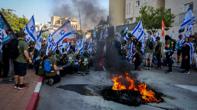 מחאה הפגנה הבערת צמיגים מול הבית של יריב לוין הרפורמה המשפטית 27.6.23 F230627JS01