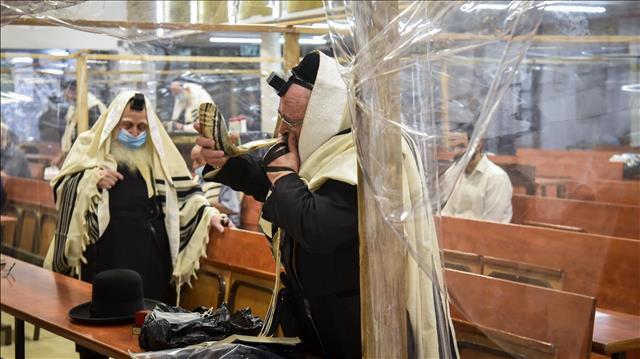 בעל תוקע בשופר מתכונן לראש השנה בבית כנסת ברחובות, 10.09.2020