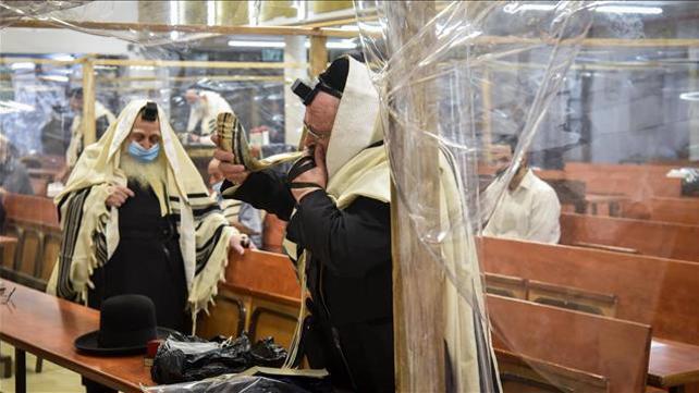 בעל תוקע בשופר מתכונן לראש השנה בבית כנסת ברחובות, 10.09.2020
