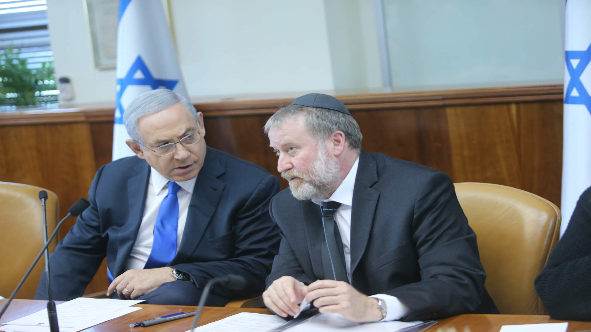 היועץ המשפטי לממשלה אביחי מנדלבליט לצד ראש הממשלה