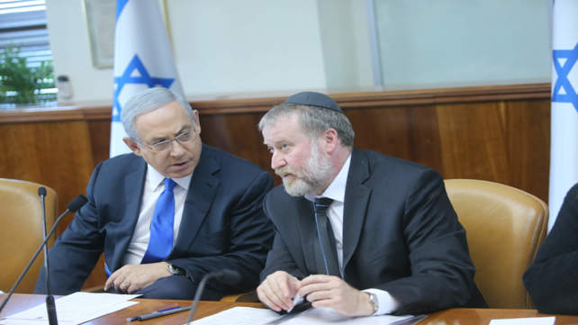 היועץ המשפטי לממשלה אביחי מנדלבליט לצד ראש הממשלה