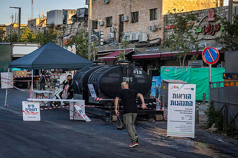 מיכלי מים לשתייה שהוצבו ליד העיר העתיקה בירושלים. צילום: חיים גולדברג/פלאש 90