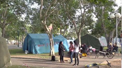 "שלא יבואו אח"כ בטענות שאנחנו פושעים": אם וילדיה גרים באוהל