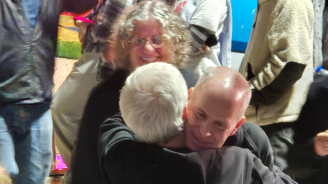 שורדי השבי קית' ואביבה סגל בכיכר החטופים בתל אביב