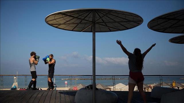 אנשים עושים ספורט בחוף בתל אביב בזמן הסגר 15.10.02