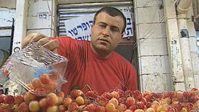 בעל בסטת פירות בשוק מחנה יהודה בירושלים. 15.6.1995