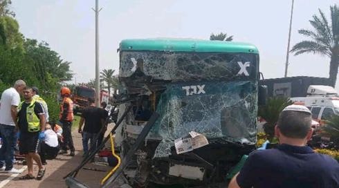 תיעוד: אוטובוס התנגש בחומה בחיפה, 12 בני אדם נפצעו