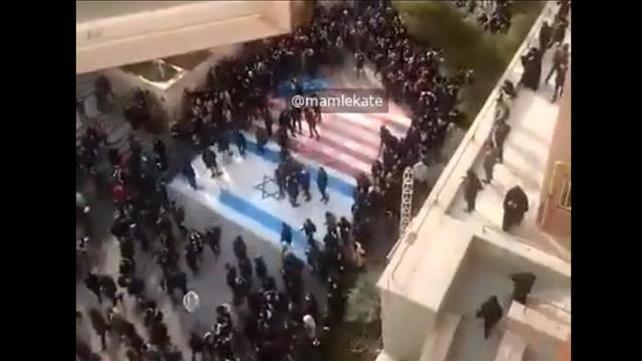 איראנים לא דורכים על דגלי ישראל וארצות הברית