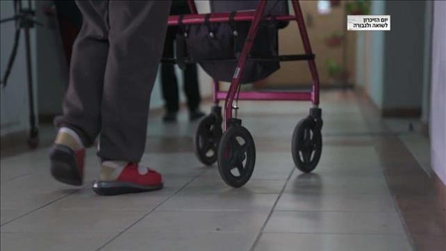 "ההורים שלי מבוהלים": מי דורש מקשישים כסף דווקא עכשיו?