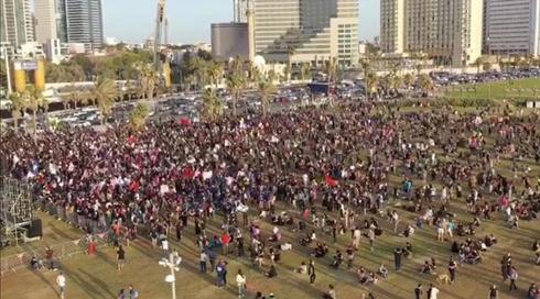 אלפים מפגינים בת"א נגד אלימות כלפי נשים: "חוששות שהשיא לפנינו"