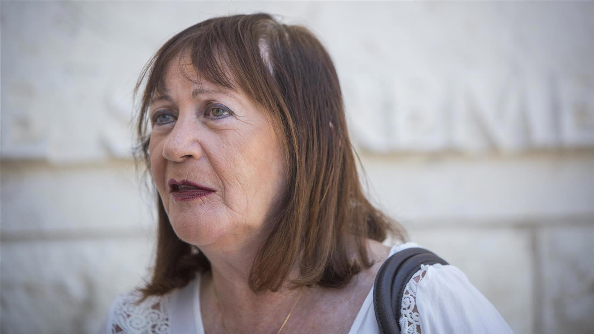 זהבה שאול מחוץ לבית המשפט העליון