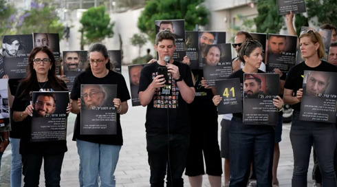עוד חג בלעדיהם: התמרון בעזה מתרחב - ומשפחות החטופים זועקות