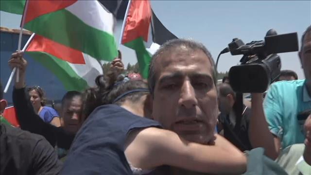 מחמוד קטוסה מחובק עם בתו אחרי צאתו ממעצר, יוני 2019