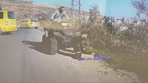 תיעוד חריג: חייל מילואים דרס פלסטיני שהתפלל בצד הדרך