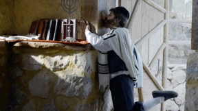 מנשקים את המזוזה