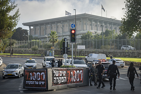 מחאה מחוץ למשכן הכנסת לציון 1,000 ימים ל-7 באוקטובר. צילום: חיים גולדברג/פלאש 90