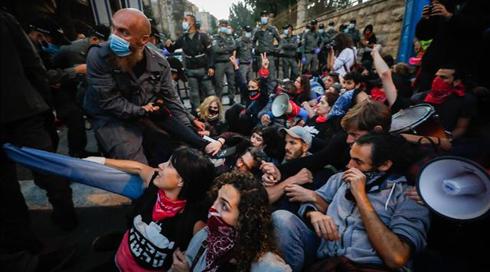"הפילה את הממשלה": תומכי ומתנגדי נתניהו נערכים להפגנה בבלפור – רגע לפני הבחירות
