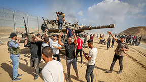 פלסטינים פורצים את הגדר ומשתלטים על טנק