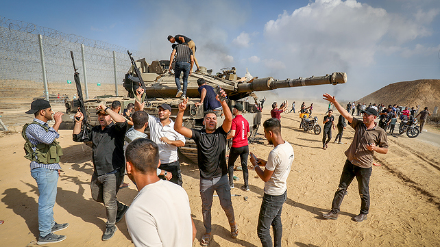 פלסטינים פורצים את הגדר ומשתלטים על טנק