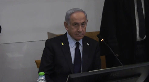 נתניהו ביקש דקת דומיה לזכר משפחת ביבס, השופטת: "זוכרים, בואו נמשיך"