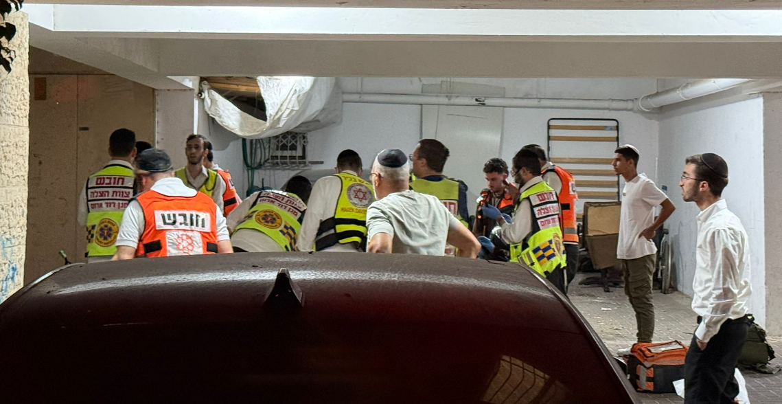 כוחות הצלה בזירת שריפה בבית שמש