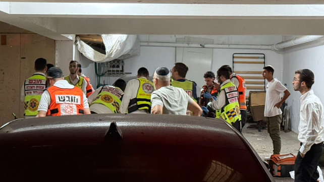 כוחות הצלה בזירת שריפה בבית שמש