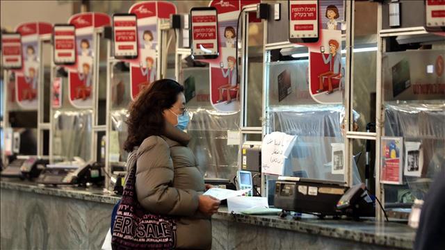 אישה בבניין הדואר המרכזי בירושלים, אחרי שהממשלה הורתה לכל הברים, המסעדות והקניונים להיסגר במאמץ להכיל את התפשטות הנגיף.  18.03.20