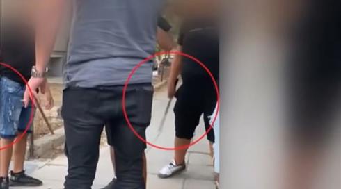 ממשיך להסתובב חמוש: נער שתועד מאיים בסכין - שוחרר ודקר צעיר אחר