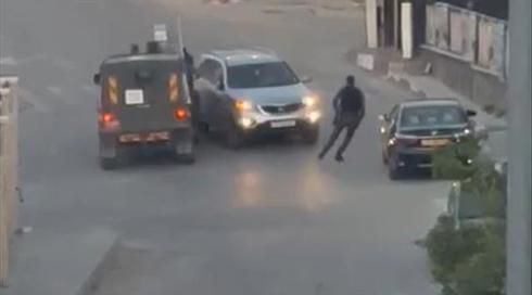 תיעוד: לוחם מג"ב יורה לעבר רכב פלסטיני שניסה להימלט מבדיקה