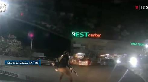 "הוא עלה עליה": תיעוד – מבוקש נמלט ודורס שוטרת