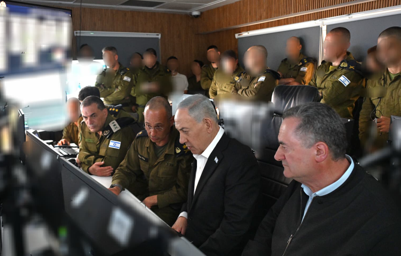 ראש הממשלה בנימין נתניהו צופה בהשתלטות על המשט לעזה בבור חיל הים בקריה