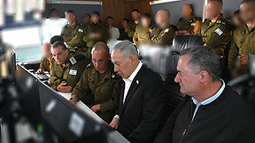 ראש הממשלה בנימין נתניהו צופה בהשתלטות על המשט לעזה בבור חיל הים בקריה