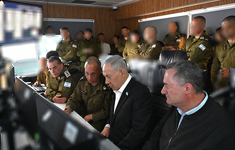 ראש הממשלה בנימין נתניהו צופה בהשתלטות על המשט לעזה בבור חיל הים בקריה