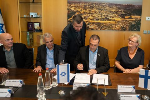 מעמד חתימת העסקה במשרד הביטחון (צילום: משרד הביטחון)