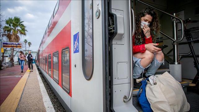 קורנה, רכבת, נוסעת