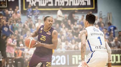הפועל חולון ניצחה את בני הרצליה במשחק הראשון בסדרת הגמר