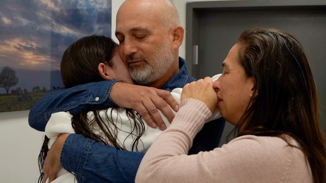נעמה לוי בחיבוק עם הוריה