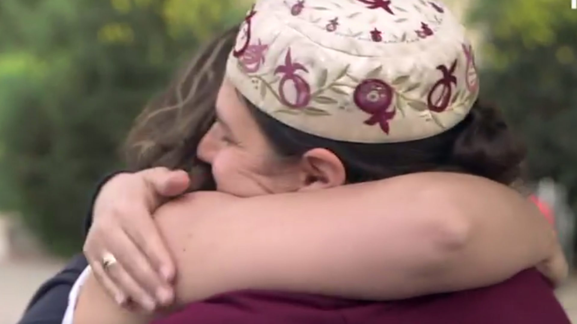 מימין: הרבה חיה בקר ועינת לוי