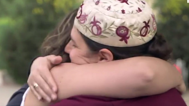 מימין: הרבה חיה בקר ועינת לוי