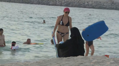 סוריה "החדשה"? השלטון הסורי אוסר על לבוש חשוף בים ובבריכה