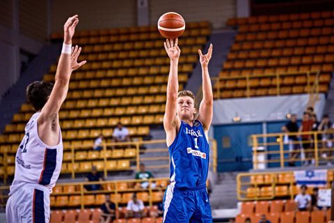 וולף תחת שמירה (צילום: FIBA.COM)