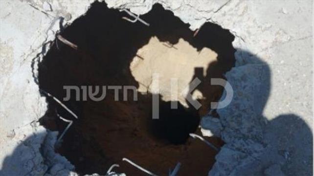 פתח המנהרה שנחשפה בחצר בית ספר של אונר"א בעזה