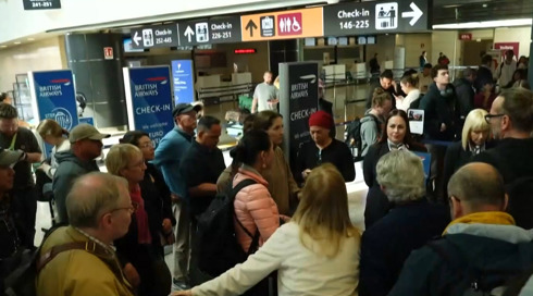 כאוס בלונדון: מאות טיסות בוטלו בעקבות שריפה בשדה התעופה הית'רו