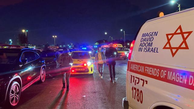 זירת אירוע הירי בגני יהושע בתל אביב, הערב